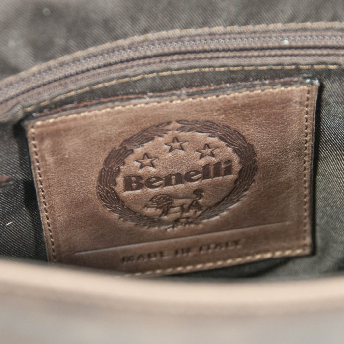 Shoulder bag in leather